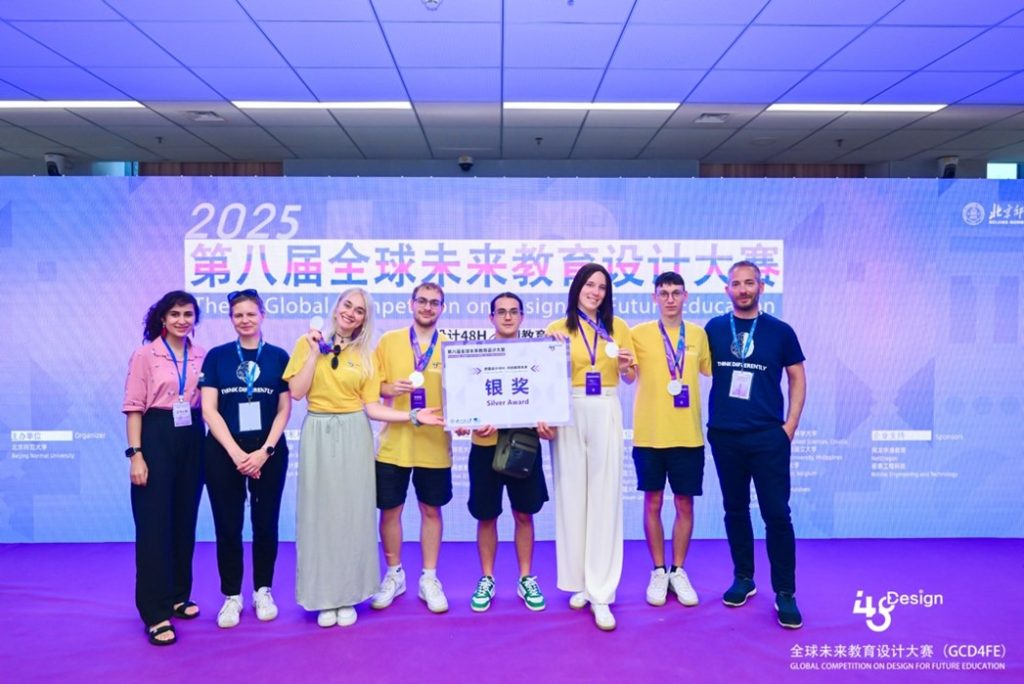 Študenti UM s plaketo za 2. mesto na osvojenem tekmovanju