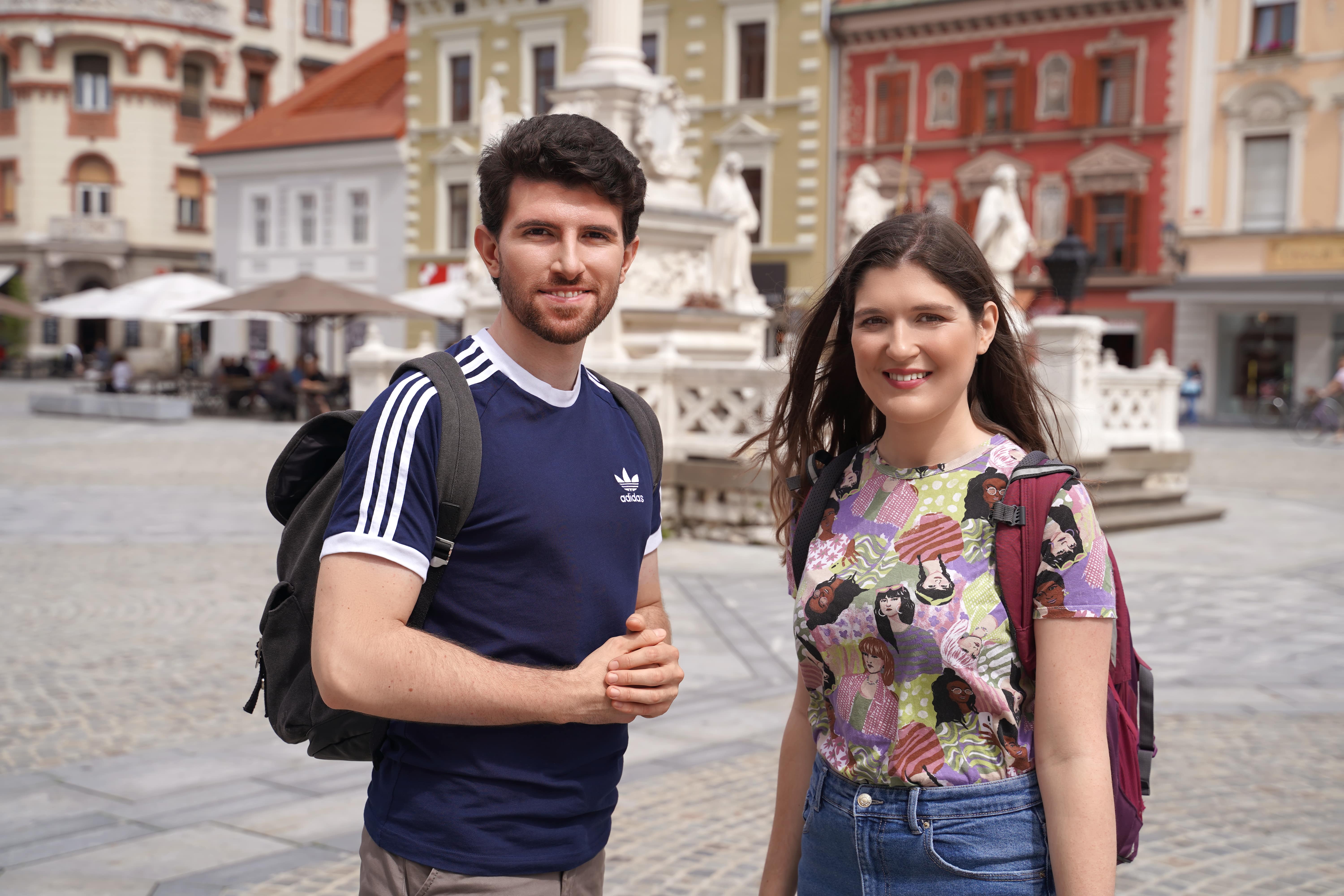Fant in dekle fotografirana na glavnem trgu v Mariboru